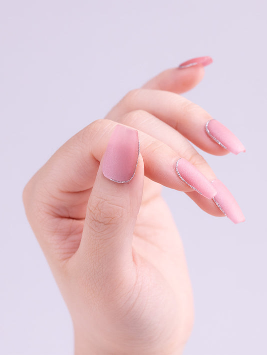 Your Show faux ongles faits main réutilisables, faciles à poser, qualité salon, forme ballerine courte, rose mat effet œil de chat, portés sur main modèle, pour un usage quotidien.