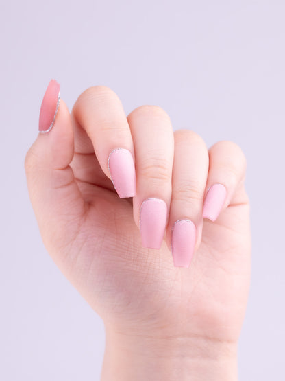 Your Show faux ongles faits main réutilisables, faciles à poser, qualité salon, forme ballerine courte, rose mat effet œil de chat, portés sur main modèle, pour un usage quotidien
