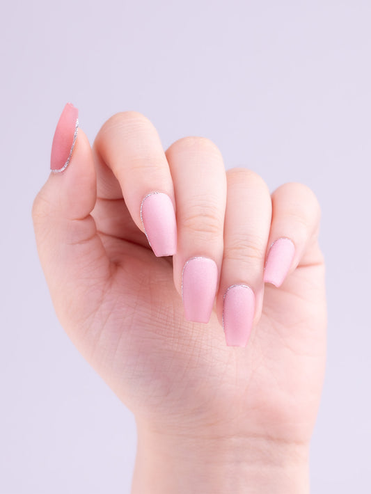 Your Show faux ongles faits main réutilisables, faciles à poser, qualité salon, forme ballerine courte, rose mat effet œil de chat, portés sur main modèle, pour un usage quotidien